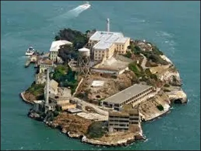 Dans quel État américain est située l'ancienne prison d'Alcatraz ?