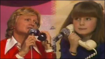 Dans quel hôtel la petite fille de la chanson "Le téléphone pleure" passe-t-elle ses vacances ?