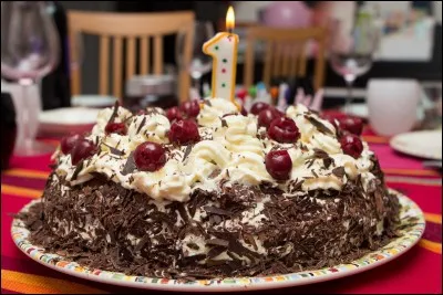 Ton ami Eye suggère que nous achetions ce beau gâteau surmonté de cerises :