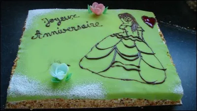 Foozie apprécierait cette génoise parfumée au Grand Marnier, fourrée aux fruits confits et crème pâtissière, recouverte d'une pâte d'amande :