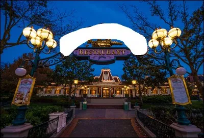 Comment s'appelle le restaurant sur la droite quand on sort de Main Street ?