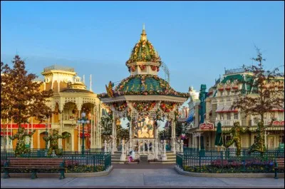 Comment s'appelle la place à l'entrée de Main Street, U.S.A ?