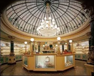 Dans quelle boutique y a-t-il la grande coupole ?