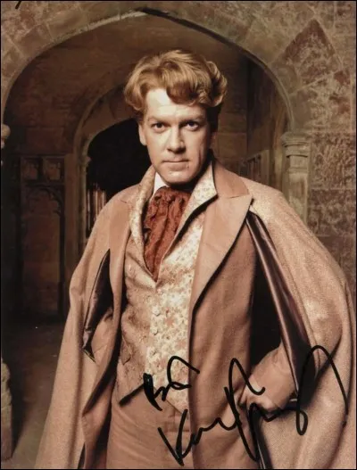 Gilderoy Lockhart assure les cours d'histoire de la magie durant la deuxième année de Harry.