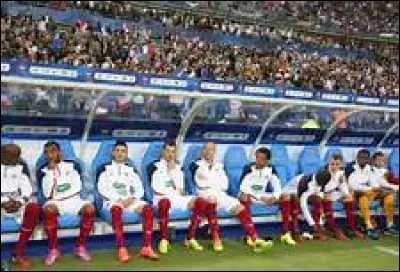 Lors d'un match de football officiel, combien de remplaçants au maximum peuvent entrer en jeu ?