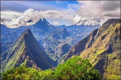 Si vous voulez éviter les fortes pluies et le risque de cyclone, durant quel mois de l'année est-il le plus déconseillé de vous rendre sur l'île de la Réunion ?