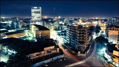 Gardons la date du 30 juin, mais partons cette fois dans l'hémisphère sud. Dans laquelle de ces villes le jour est-il le plus long ?