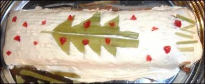 Voici une branche de houx découpée artistiquement dans de l'angélique....