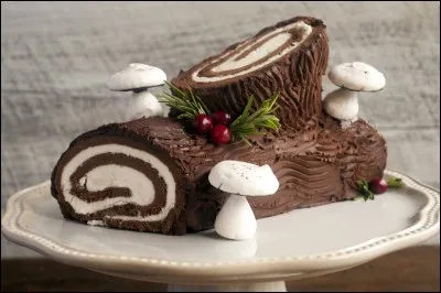 Allez, on est en plein rêve ! Cette bûche ressemble à celles que l'on peut trouver en forêt entourée de champignons, donnez-moi leur nom !