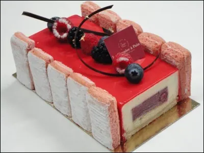 Quels fruits décorent cette bûche très originale ?