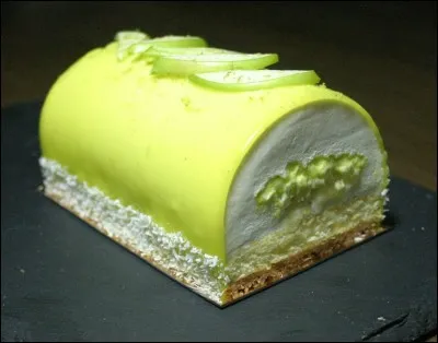 Bûche originale à la pomme verte ! Rajoutons, pour la parfumer la liqueur aux même saveurs :
