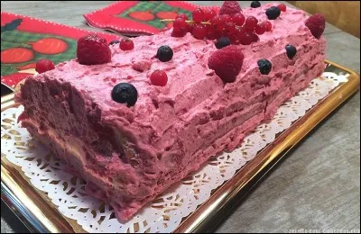 Quels sont les fruits qui décorent cette bûche à la framboise ?