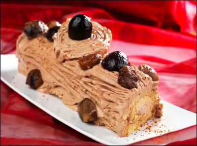 Voici une bûche aux marrons surmontée d'autres fruits délicieux :