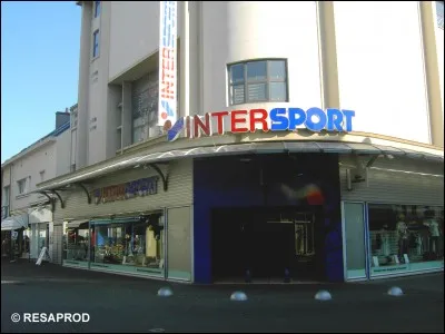 Quelle enseigne se trouvait sur 4 étages, avenue de la République, esplanade des droits de l'homme ?