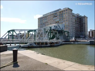 Le pont levant reliant la ville au quartier du "Petit Maroc" a été installé en 1941 par :
