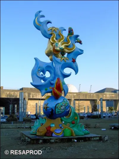 De qui est l'uvre "La Sirène" située place de l'Amérique latine ?