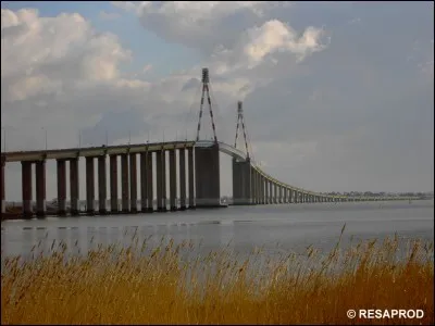 Qu'est-ce qui coule sous le pont de St-Nazaire ?