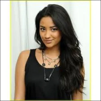 Quel est le m&eacute;tier du p&egrave;re d'Emily Fields ?