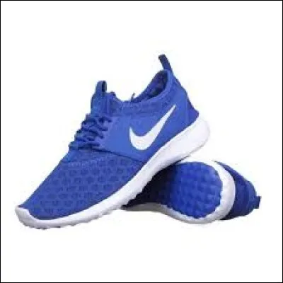 De quelle marque, ses chaussures bleues sont-elles ?