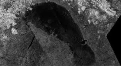 Sur quel satellite de Saturne, le premier lac extraterrestre fut-il découvert ?
