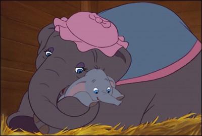 Dans "Dumbo", quel animal livre le jeune éléphanteau à sa mère ?