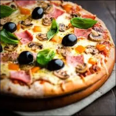 Quels sont les aliments principaux de la pizza "Royale" ?