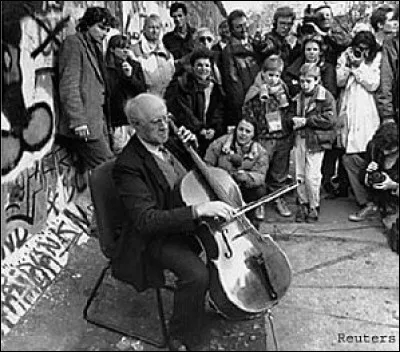 Qui a joué du violoncelle au pied du mur de Berlin en 1989 ?