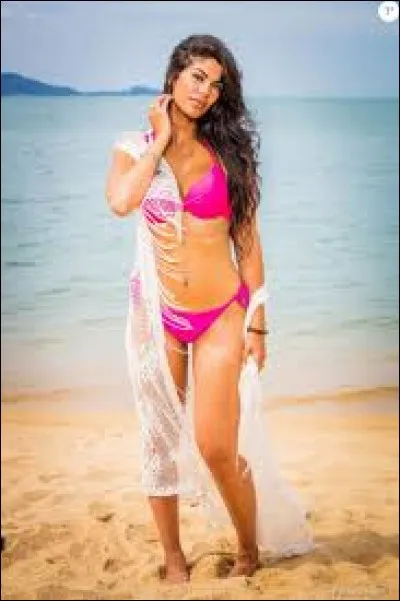 Comment s'appelle la bimbo brune de La Revanche des ex ?