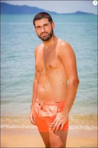 Comment s'appelle ce grand homme charmeur ?