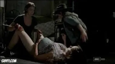 Quel personnage tire une balle dans la tête de Lori pour qu'elle ne se transforme pas en zombie ?