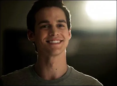 Qu'est-ce que Damon et Bonnie apprennent sur lui ?