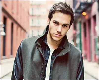 Avec qui est-il coincé en 1994 ?