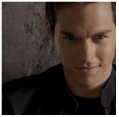 Avec l'aide de la photo, que fait-il ?