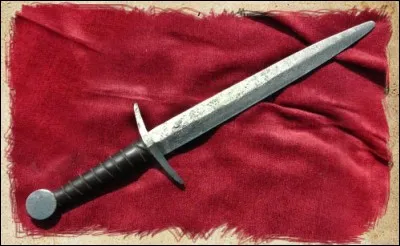 Quel est cette arme blanche courte à simple ou double tranchant. ?