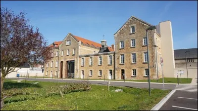 Etrepagny est connue pour sa fabrique de sucreries très dynamique, où travaillent des habitants nommés ...