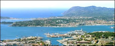 La plage la plus connue de la Seyne-sur-Mer, les Sablettes, située sur la presqu'île de Saint-Mandrier, attire de nombreux baigneurs, dont ...
