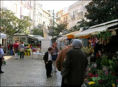 On s'adresse à une personne que l'on vouvoie.
M'achèterez-vous mes fleurs ?