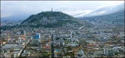 La ville de Quito est bordée par l'océan Pacifique.