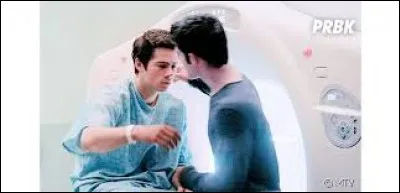 Pourquoi doit-il passer un scanner à l'hôpital dans la saison 3B ?