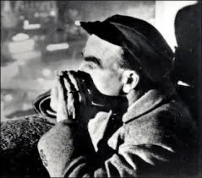 Il doit faire le ____ toute la nuit pour protéger le camp.