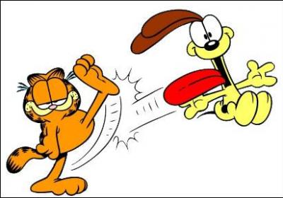  qui Garfield aime-t-il donner des coups de pieds ?