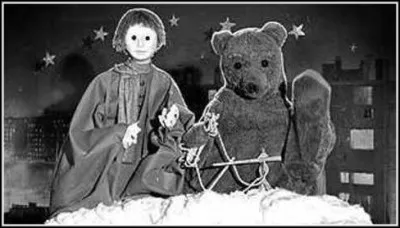 Comment s'appellent les enfants qui reçoivent la visite de Nounours et du Marchand de sable dans l'émission "Bonne nuit les petits" ?