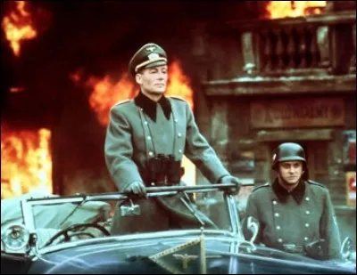 Dans ce film de 1967, réalisé par Anatole Litvak, les rôles principaux sont tenus par Peter O'Toole et Omar Sharif. Quel est le titre français de ce film ?