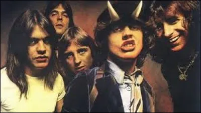 AC/DC a chanté ''If You Want Blood (You've Got It)'' . Quel était le nom du chanteur du groupe ?
