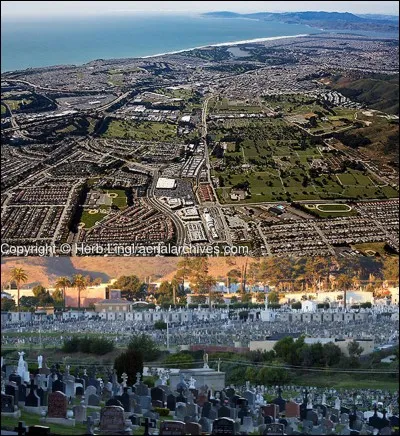 Allons aux Etats-Unis et plus précisément dans la ville de Colma près de San Francisco. Cette ville a une particularité qui ferait faire froid dans le dos à certaines personnes atteintes de coïmetrophobie.
Qu'est-ce qui caractérise cet endroit ?
