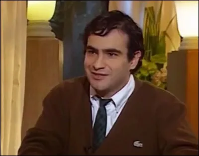 Dans Osons puis Nulle Part Ailleurs, Raphaël Mezrahi menait de fausses interviews sous l'identité :