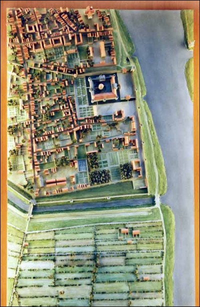 Au début de son histoire, vers 1200, Philippe Auguste bâtit une forteresse sur le site appelé "Louvre" ; mais comment s'appelait ce lieu à l'origine ?