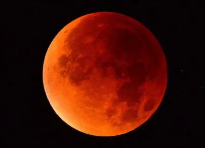 Prise dans la nuit, cette photo est la Lune.