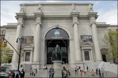 Dans le film "La Nuit au musée", de quel musée de New York Larry Daley est-il le nouveau gardien ?