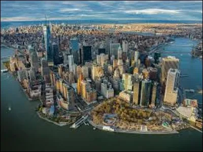 Combien y a-t-il environ d'habitants à New York ?